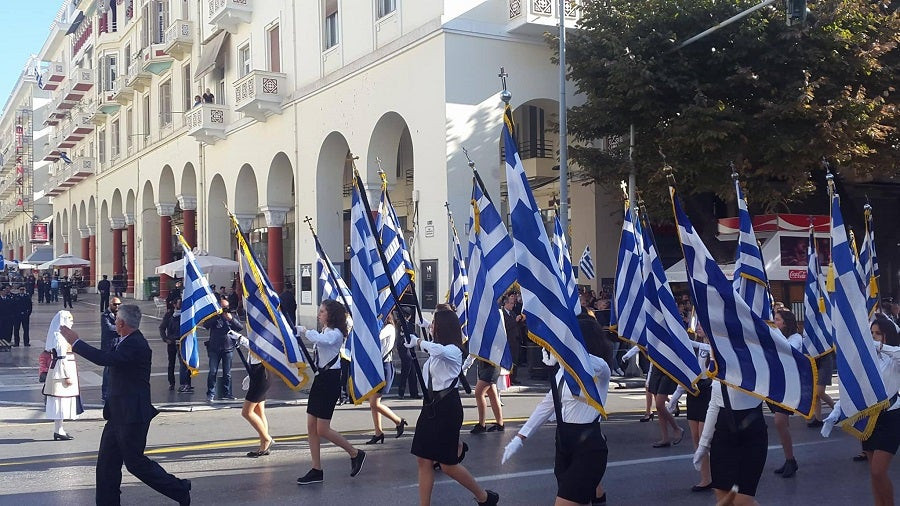 Πλήθος κόσμου στη μαθητική παρέλαση στη Θεσσαλονίκη (βίντεο)